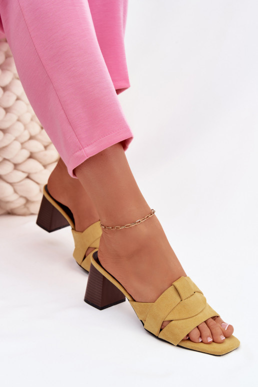 Dames pantoffels met hakjes en bandjes van kunstsuède in gele kleur Corivelle
