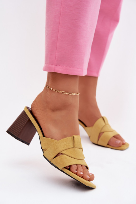 Dames pantoffels met hakjes en bandjes van kunstsuède in gele kleur Corivelle