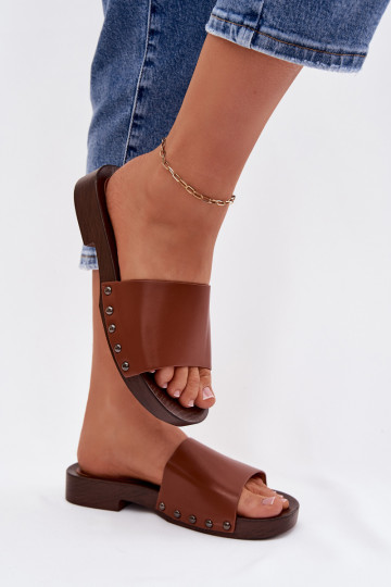 Dames slippers met studs en brede hakken in bruin Brinalle