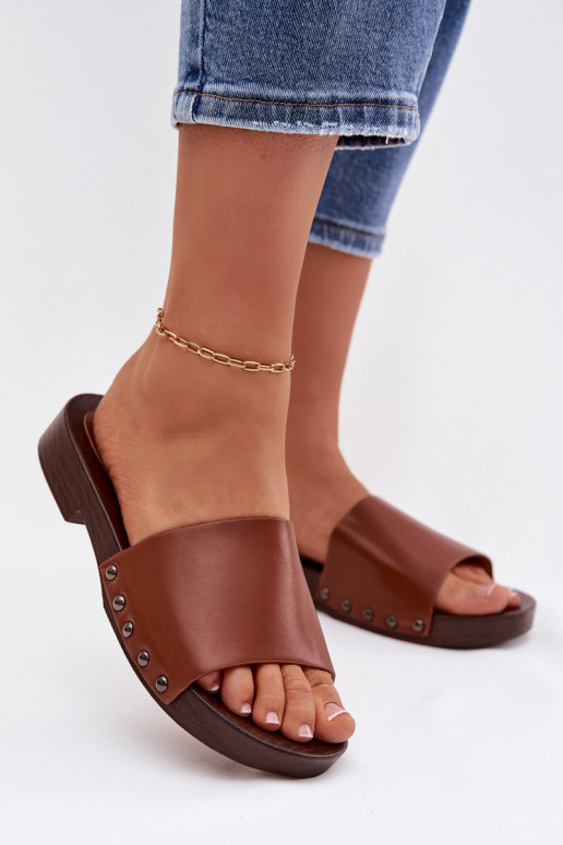 Damespantoffels met klinknagels met brede hakken bruine kleur Brinalle