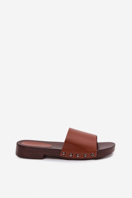 Damespantoffels met klinknagels met brede hakken bruine kleur Brinalle