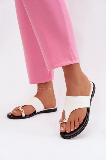 Dames platte slippers van kunstleer met gouden details in witte kleur Lavessa 2