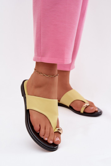 Dames platte slippers van kunstleer met gouden details in gele kleur Lavessa 2