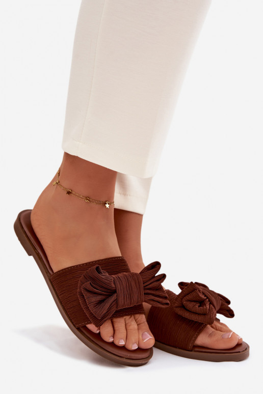 Damespantoffels met brede hakken en strikken, bruine kleur Amivelle