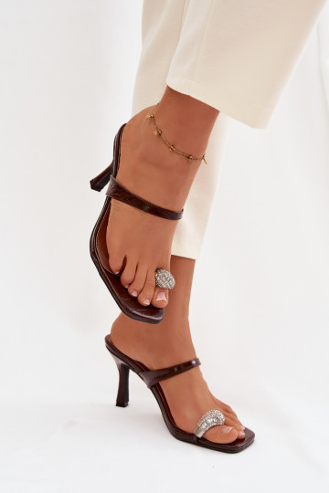 Dames chocolade kleurige pantoffels met dunne hakken en decoratieve details Lorissa