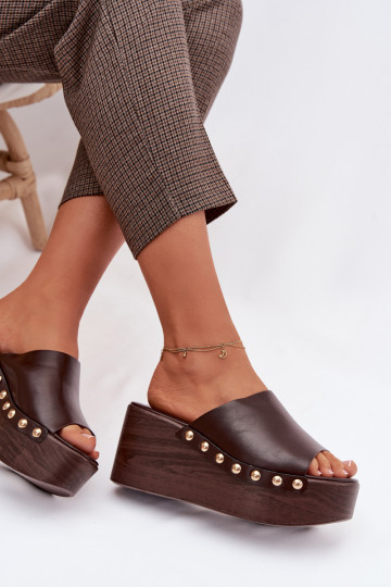 Dames slippers op platform met gouden spijkers in chocolade kleur Farinelle