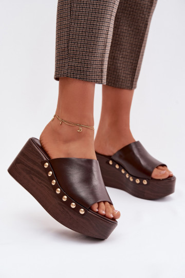 Dames slippers op platform met gouden spijkers in chocolade kleur Farinelle 2