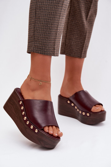 Dames slippers op platform met gouden spijkers in bordeaux kleur Farinelle 2