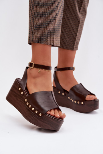 Dames sandalen op platform met gouden spijkers in chocolade kleur Galorina 2