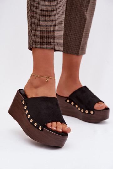 Dames slippers op platform van kunstsuède met gouden spijkers in zwarte kleur Helivina 2