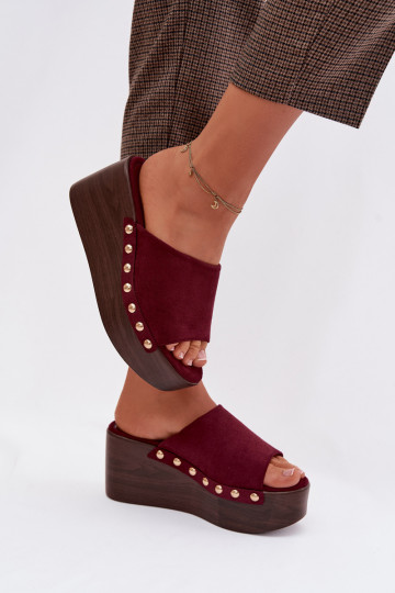 Dames slippers op platform van kunstsuède met gouden spijkers in bordeaux kleur Helivina