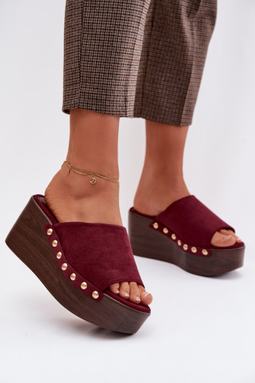 Dames slippers op platform van kunstsuède met gouden spijkers in bordeaux kleur Helivina 2