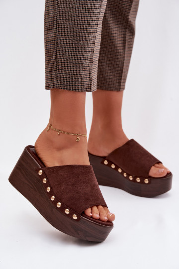 Dames slippers op platform van kunstsuède met gouden spijkers in bruine kleur Helivina
