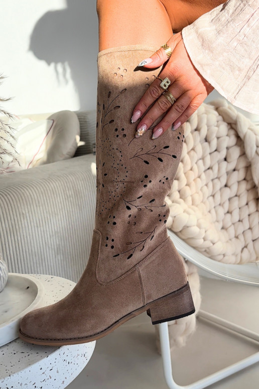 Zandkleurige dames kniehoge laarzen met ajour-elementen Helinna