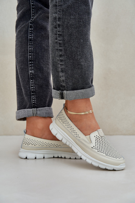 Eenvoudig Leer met elementen van opengeInerkt Damesmocassins op het platform beige Tanelora