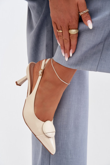 Ivoor kleurige dames-sandalen met dunne hakken en decoratieve details Tai tuririae 2