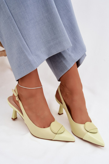 Dames sandalen met dunne hakken Met sierlijk Detalem geel Het heeftriae