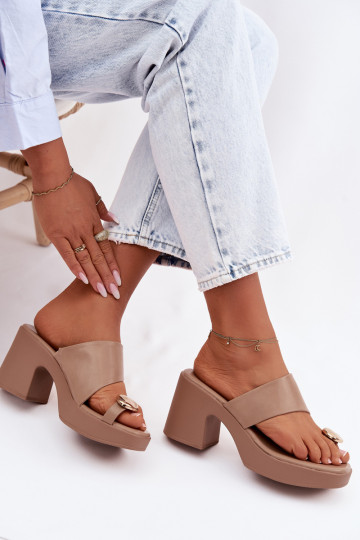 Dames slippers met kolomvormige hak en gouden details zandkleur Sinora