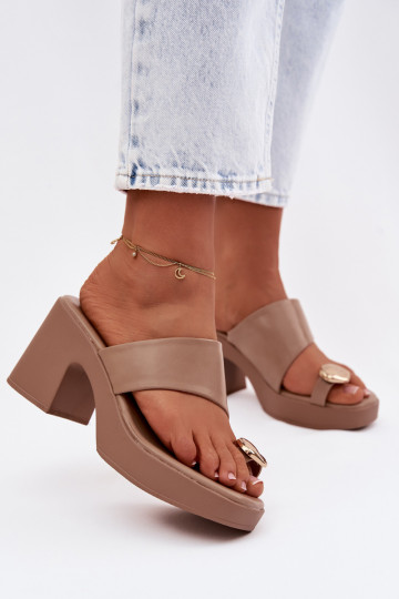 Dames slippers met kolomvormige hak en gouden details zandkleur Sinora 2