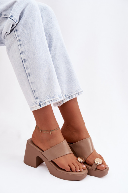 Damespantoffels Op SłupkoInym Obcasie Ze gouden kleurm Detalem beige Sinora