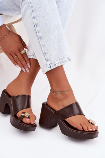 Dames slippers met kolomvormige hak en gouden details chocolade kleur Sinora