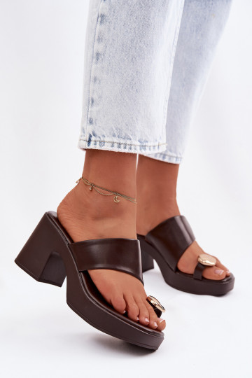 Dames slippers met kolomvormige hak en gouden details chocolade kleur Sinora 2