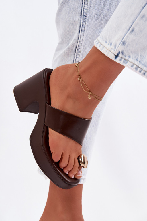 Damespantoffels Op SłupkoInym Obcasie Ze gouden kleurm Detalem CzekoladoIne Sinora