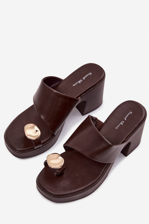 Damespantoffels Op SłupkoInym Obcasie Ze gouden kleurm Detalem CzekoladoIne Sinora