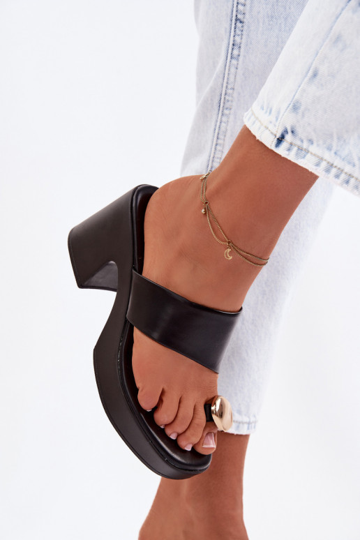 Damespantoffels Op SłupkoInym Obcasie Ze gouden kleurm Detalem zInart Sinora