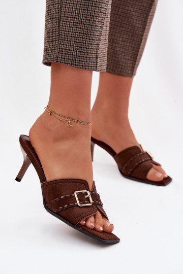 Dames slippers met dunne hakjes en gouden gespen in chocoladekleur Jelira