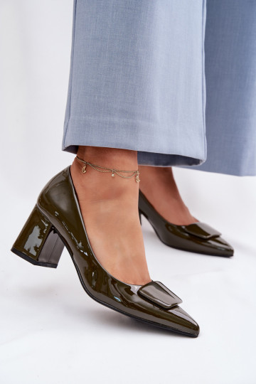 Schoenen met lak-effect en hakken met ornamenten chaki kleur Isoline