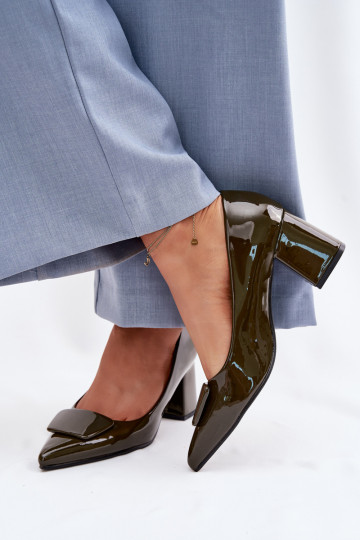 Schoenen met lak-effect en hakken met ornamenten chaki kleur Isoline 2