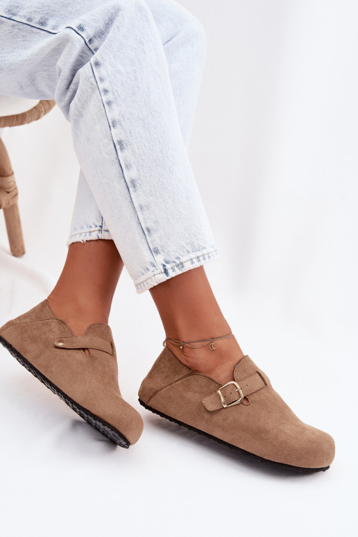 Dames schoenen van kunstleer met gouden gespen in zandkleur Ismora