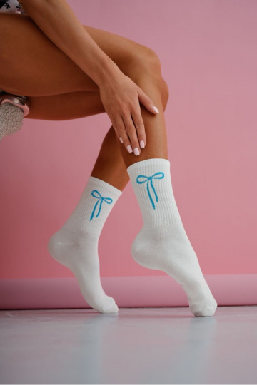 Dameskous in witte kleur met blauwe strik