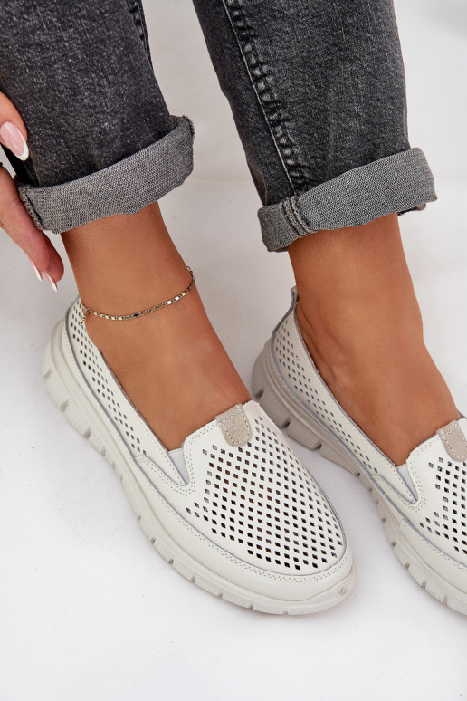 Eenvoudig Leer met elementen van opengeInerkt Damesmocassins op het platform Initte kleur Tanelora