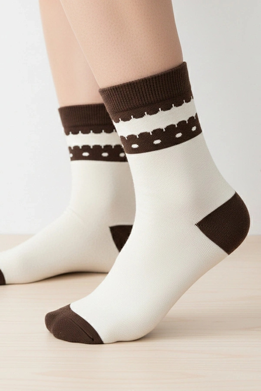 Zandkleurige warme sokken met een...