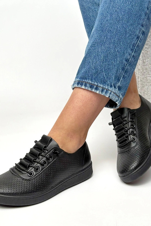 Zwarte instap perforatiesportschoenen...