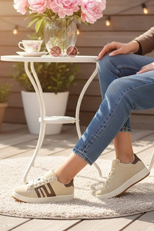 Zandkleurige casual sportschoenen...