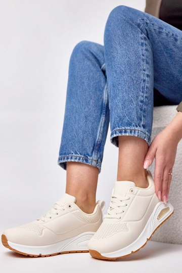 Zandkleurige sportschoenen...