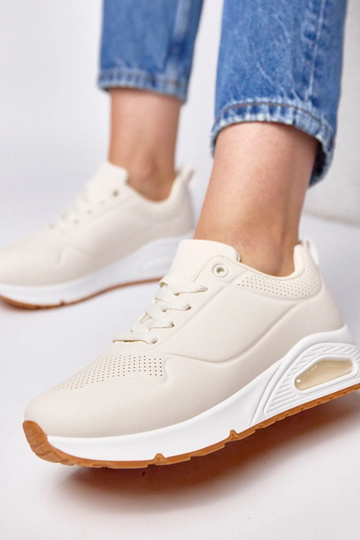 Zandkleurige sportschoenen... 2