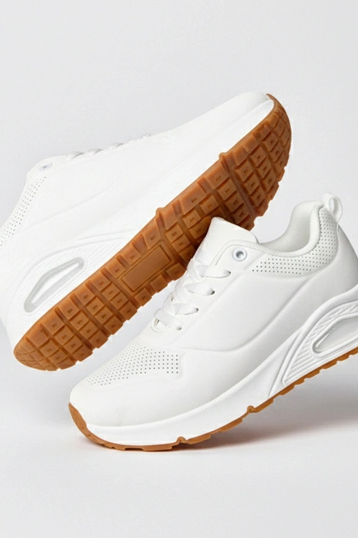 Witte sportschoenen met dikke zool...