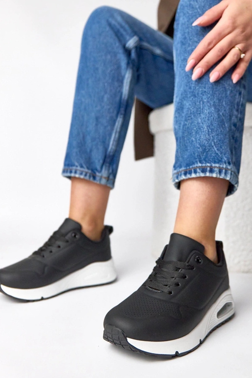 Zwarte sportschoenen met dikke zool...