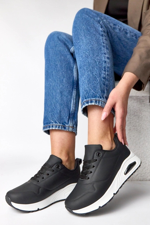 Zwarte sportschoenen met dikke zool...