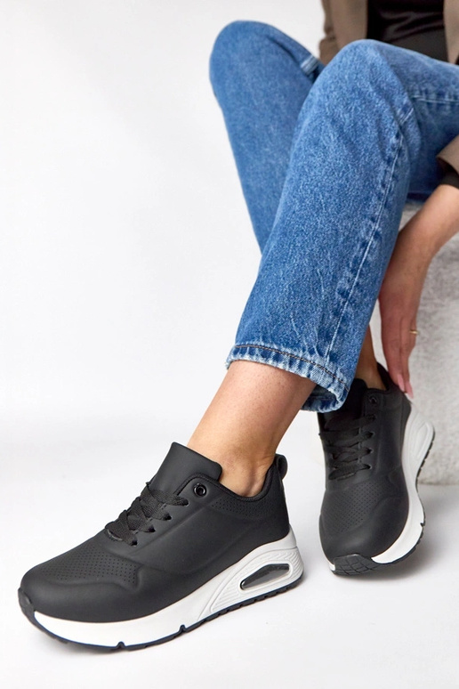 Zwarte sportschoenen met dikke zool...