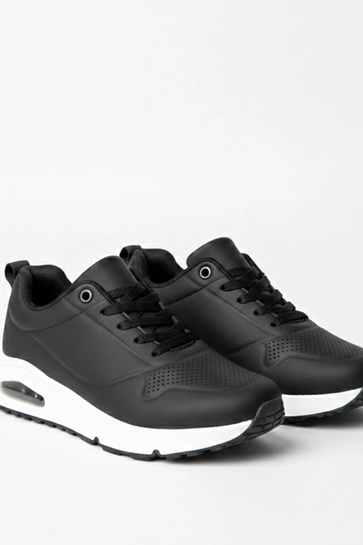 Zwarte sportschoenen met dikke zool...