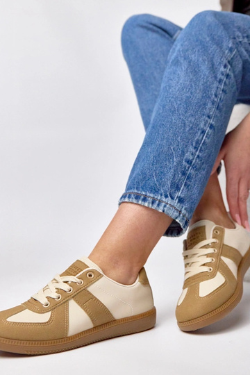 Rood-zandkleurige sneakers... 2