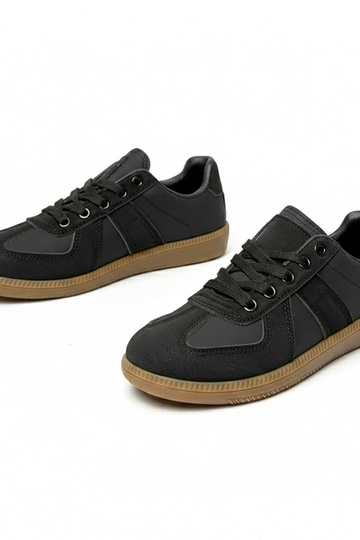 Zwarte sneakers op een...