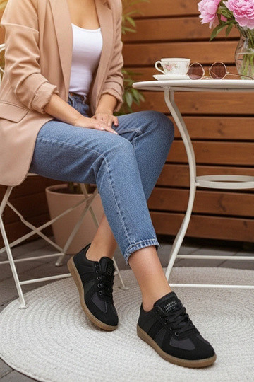 Zwarte sneakers op een platform Valentine 2