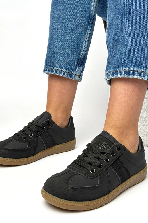 Zwarte sneakers op een platform...