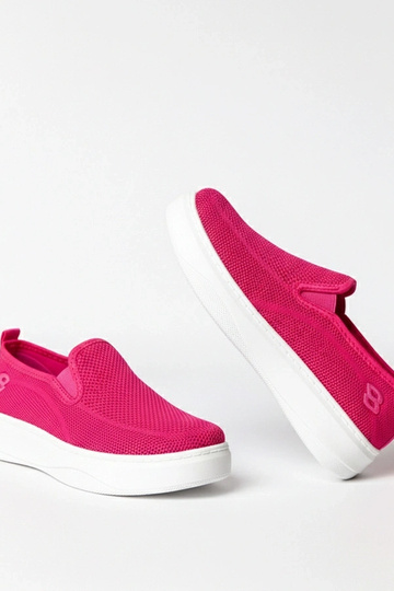 Roze stoffen sneakers op...